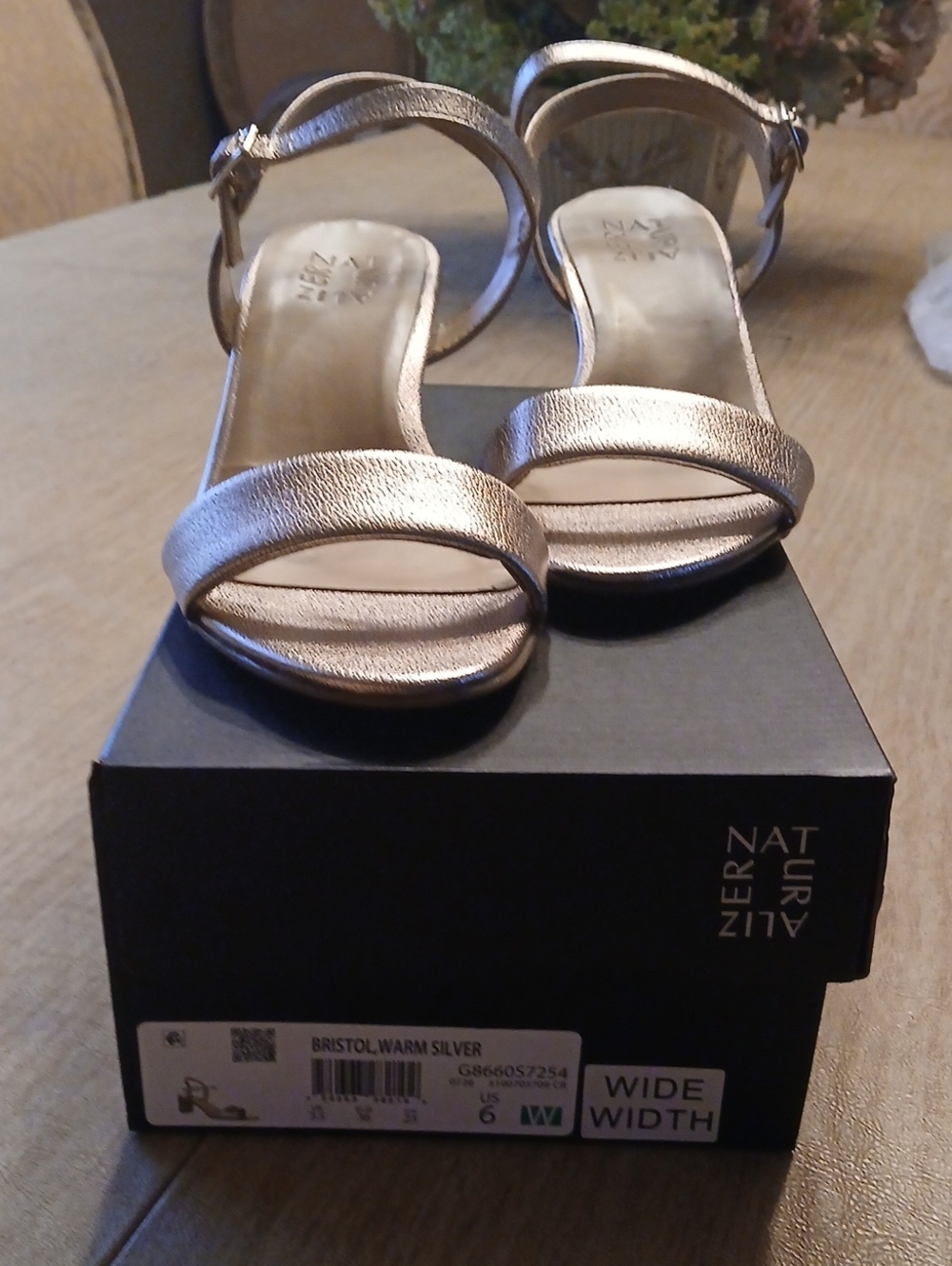 Naturalizer Sandal Metallic Gold Tone Heels Like New - Picture 3 of 4